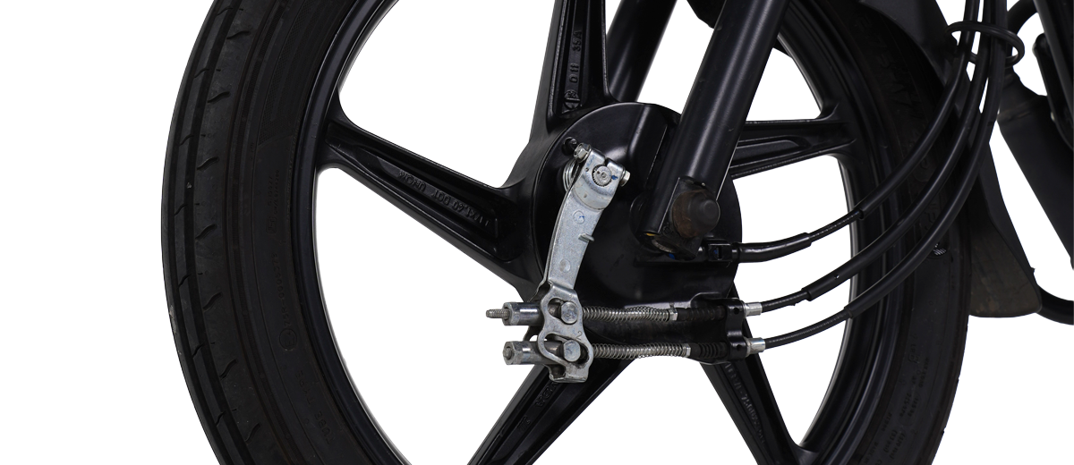 Sistema de frenos CBS (  Combined Braking System) instalados en moto CB 100 , frenos que proporcionan una respuesta rápida y segura en la moto de 100 cc color negro