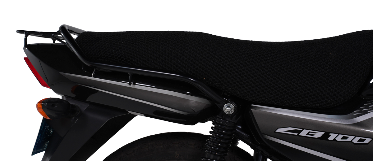 Sillín color negro amplio de moto CB 100 ideal para trabajo. En el costado izquierdo se encuentra ubicada las luz direccional de la moto cc 100
